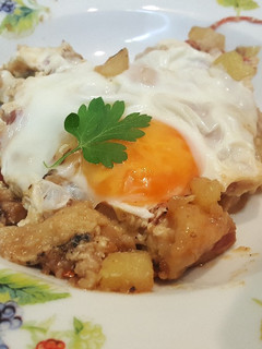 Una foto de Huevos con patatas, jamón y migas