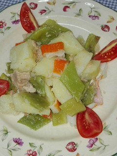 Una foto de Ensalada de judías planas y patata cocida. Rápido y fácil