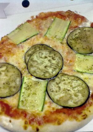 A picture of pizza with aubergine + courgetes.