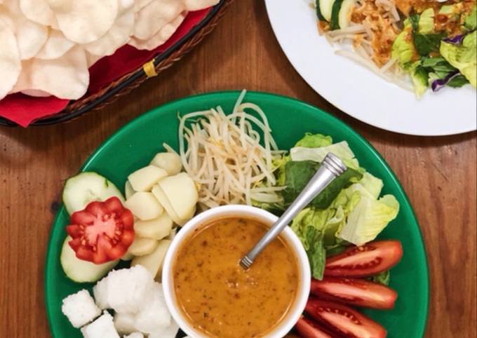 Gado Gado (Indonesian Salad with Peanut Dressings)