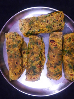 पालक के परांठे (palak ke parathe recipe in Hindi) रेसिपी मुख्य फोटो