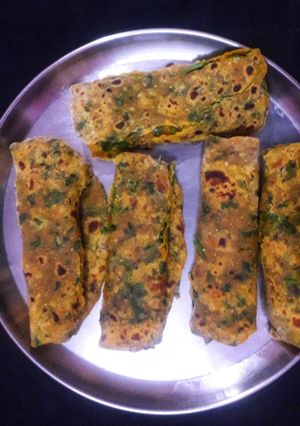 पालक के परांठे (palak ke parathe recipe in Hindi) रेसिपी मुख्य फोटो