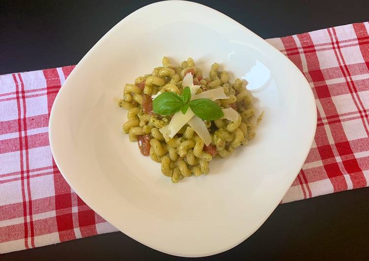 Simple Way to Make Fatto in casa Celentani al pesto, pomodorini e mozzarella