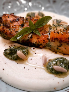 Una foto de Brochetas de salmón al pesto con cremoso de patata