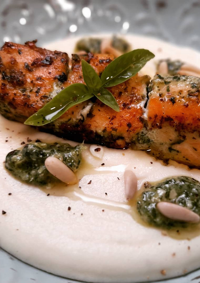 Una foto de Brochetas de salmón al pesto con cremoso de patata