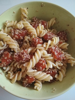 Una foto de Pasta con salmón y sésamo