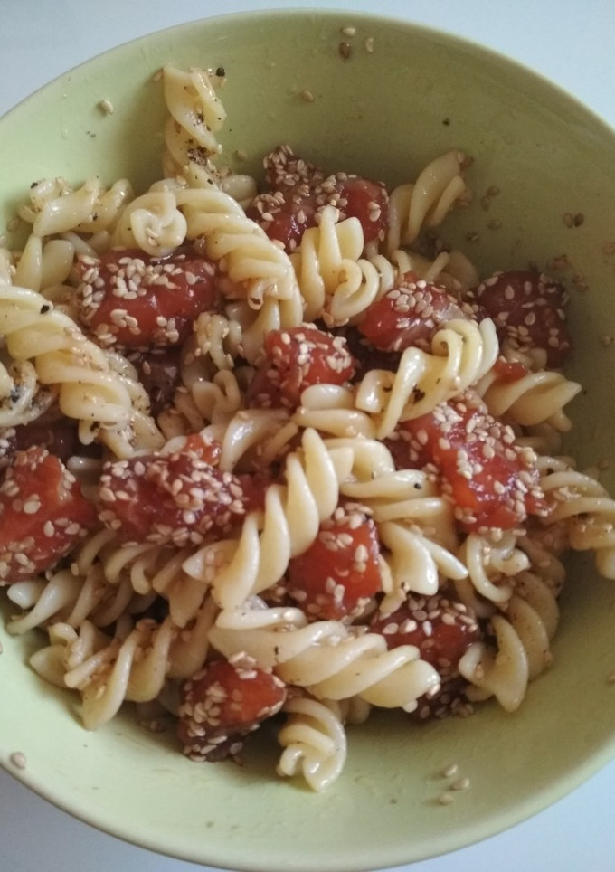 Una foto de Pasta con salmón y sésamo