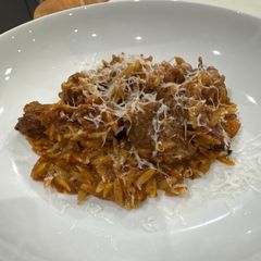 A picture of 🇬🇷 Giouvetsi - beef and orzo casserole.