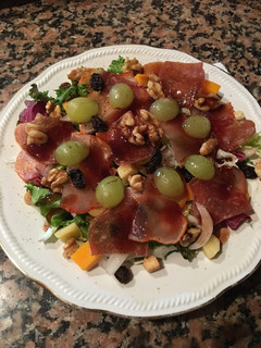Una foto de Ensalada festival de ibéricos con uvas,nueces y balsámico de frambuesa
