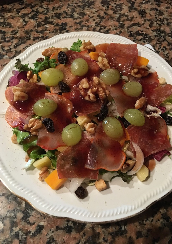 Una foto de Ensalada festival de ibéricos con uvas,nueces y balsámico de frambuesa
