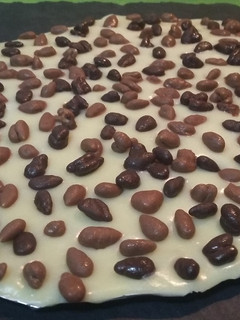 Una foto de Crujiente de chocolate blanco con pipas chocolateadas