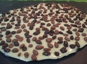 Una foto de Crujiente de chocolate blanco con pipas chocolateadas