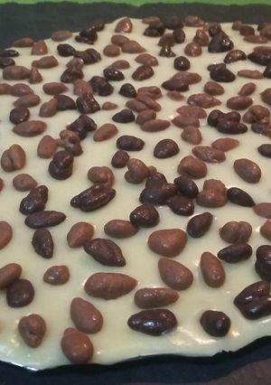 Foto principal de Crujiente de chocolate blanco con pipas chocolateadas