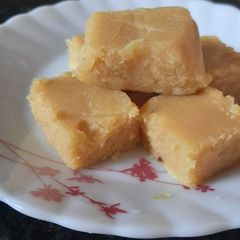 A picture of Besean and dry coconut burfi.