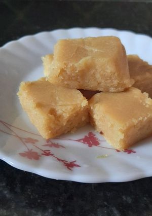 A picture of Besean and dry coconut burfi.