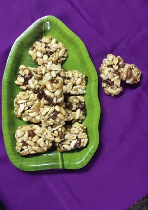 गुळाची चिक्की (gudachi chiki recipe in marathi) रेसिपी चे मुख्य फोटो