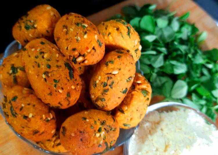 Steps to Prepare Homemade Besan Methi Crispy Muthiya