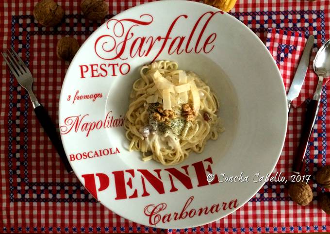 Tagliatelle con salsa de queso azul y nueces, con lascas de parmigiano  reggiano Receta de De Buena Mesa- Cookpad