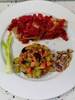 Una foto de Merluza al horno con pimientos y quinoa salteada con verduras y frutos secos