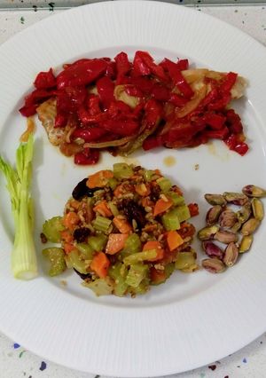Una foto de Merluza al horno con pimientos y quinoa salteada con verduras y frutos secos