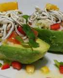 Aguacates rellenos de pipirrana de arroz con vinagreta de naranja y gulas