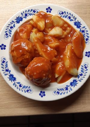 Húsgombóc paradicsommártásban főtt burgonyával recept fotója