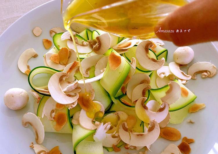 Insalata di zucchine e funghi champignon
 🍄