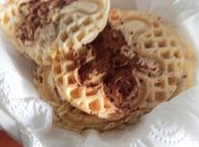 Una foto de waffles con polvo de hornear