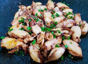 Hình của món Mực sữa rim nước mắm.