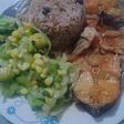 Pescado con coco, ensalada y arroz con uvas pasas