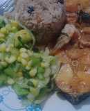 Pescado con coco, ensalada y arroz con uvas pasas