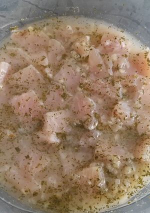 Una foto de Pechuga marinada al ajo perejil