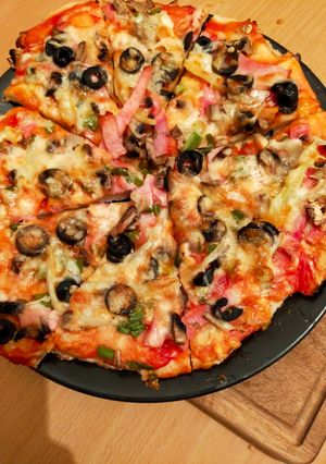 O poză a rețetei Pizza cu "de toate".