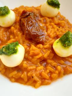 Una foto de Risotto de tomate y pesto de albahaca