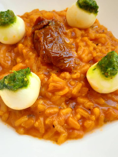 Una foto de Risotto de tomate y pesto de albahaca