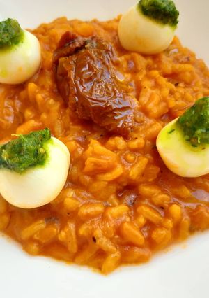 Una foto de Risotto de tomate y pesto de albahaca