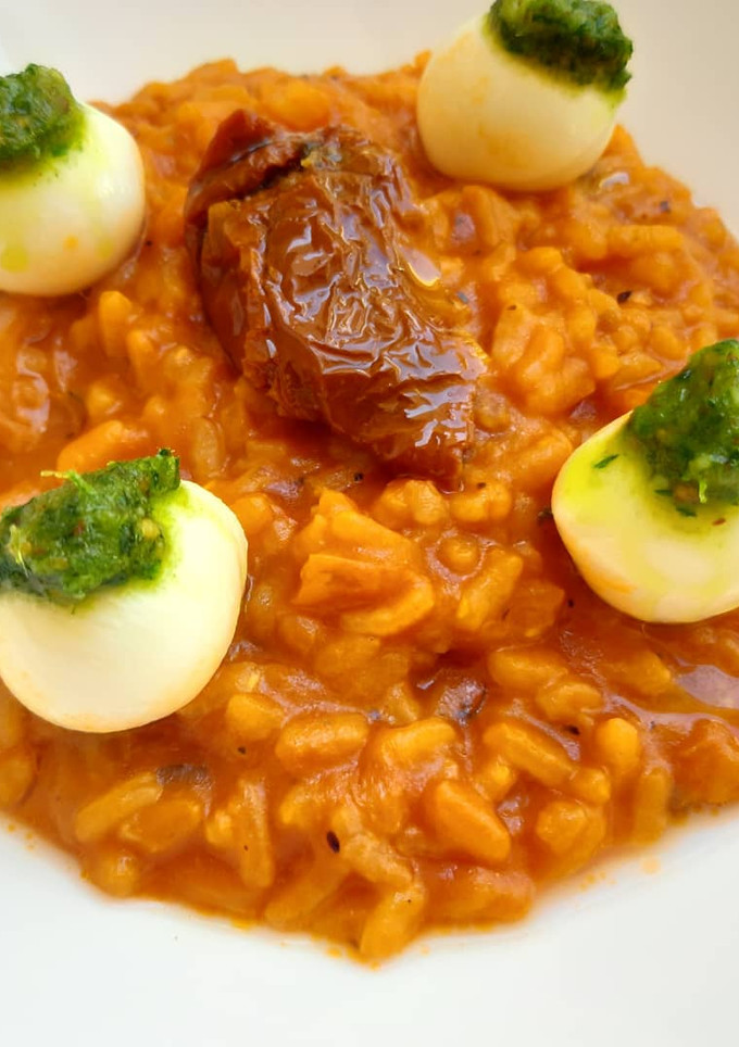 Una foto de Risotto de tomate y pesto de albahaca