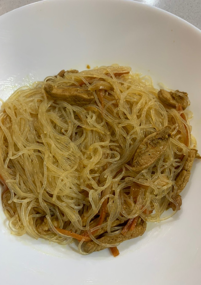 Una foto de Fideos Chinos Con Pollo Marinado