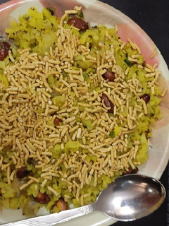 पोहा (poha recipe in Hindi) रेसिपी मुख्य फोटो