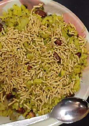 पोहा (poha recipe in Hindi) रेसिपी मुख्य फोटो