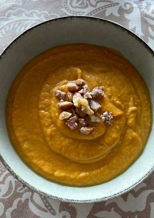 Una foto de Crema de calabaza, boniato y castañas 🎃🍠🌰