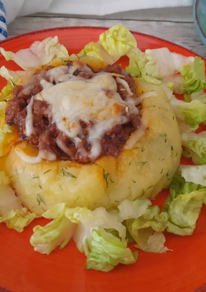Una foto de Nidos de patata y carne