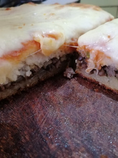Una foto de Pizza con muzzarella rellena de carne