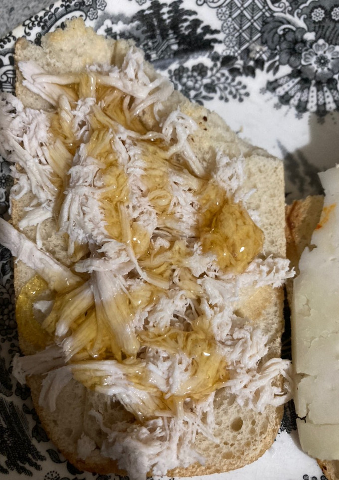 Una foto de Bocadillo de pollo con miel