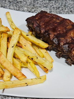 Una foto de Costillas al horno con patatas al airfryer