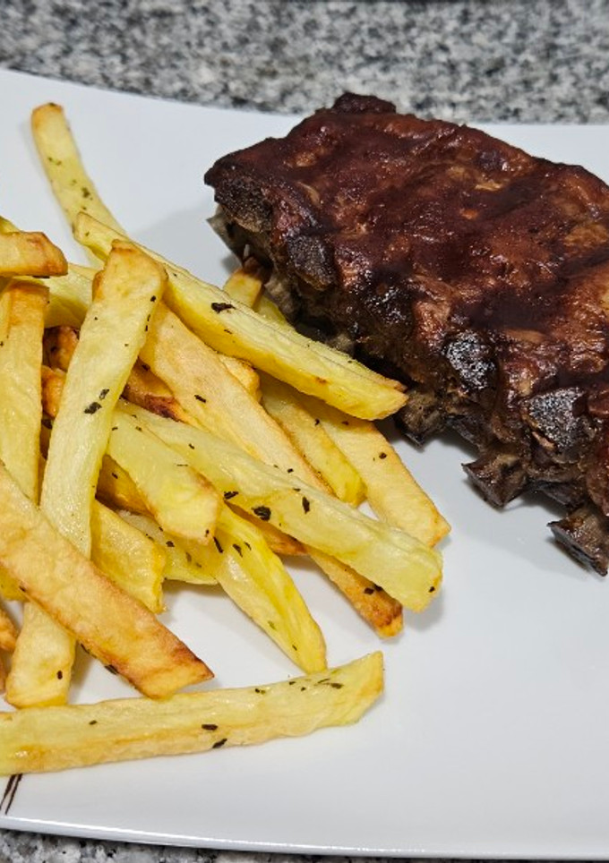 Una foto de Costillas al horno con patatas al airfryer