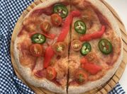 Una foto de pizza tomate cherry