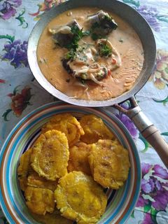 Una foto de Cazuelita de bagre con patacones