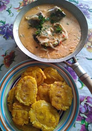 Una foto de Cazuelita de bagre con patacones