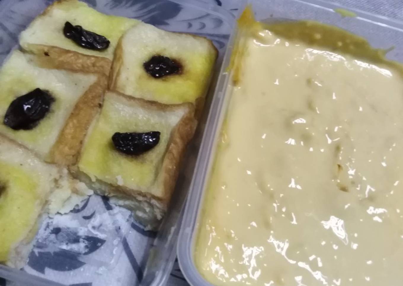 Puding roti dengan custard